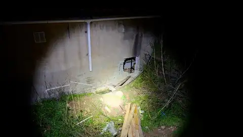 Agujero que realizó el detenido por la Policía Local de Elche en la vivienda de la pedanía de La Marina en la que robó. Agujero que realizó el detenido por la Policía Local de Elche en la vivienda de la pedanía de La Marina en la que robó.