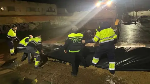 Operarios municipales trabajando en la construcción de diques durante la noche del martes al miércoles Operarios municipales trabajando en la construcción de diques durante la noche del martes al miércoles