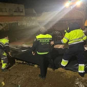 Operarios municipales trabajando en la construcción de diques durante la noche del martes al miércoles Operarios municipales trabajando en la construcción de diques durante la noche del martes al miércoles