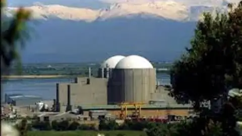 Alcaldes extremeños llevan hasta La Moncloa una carta que pide a Sánchez no cerrar Almaraz: "El tiempo se acaba" Alcaldes extremeños llevan hasta La Moncloa una carta que pide a Sánchez no cerrar Almaraz: "El tiempo se acaba"