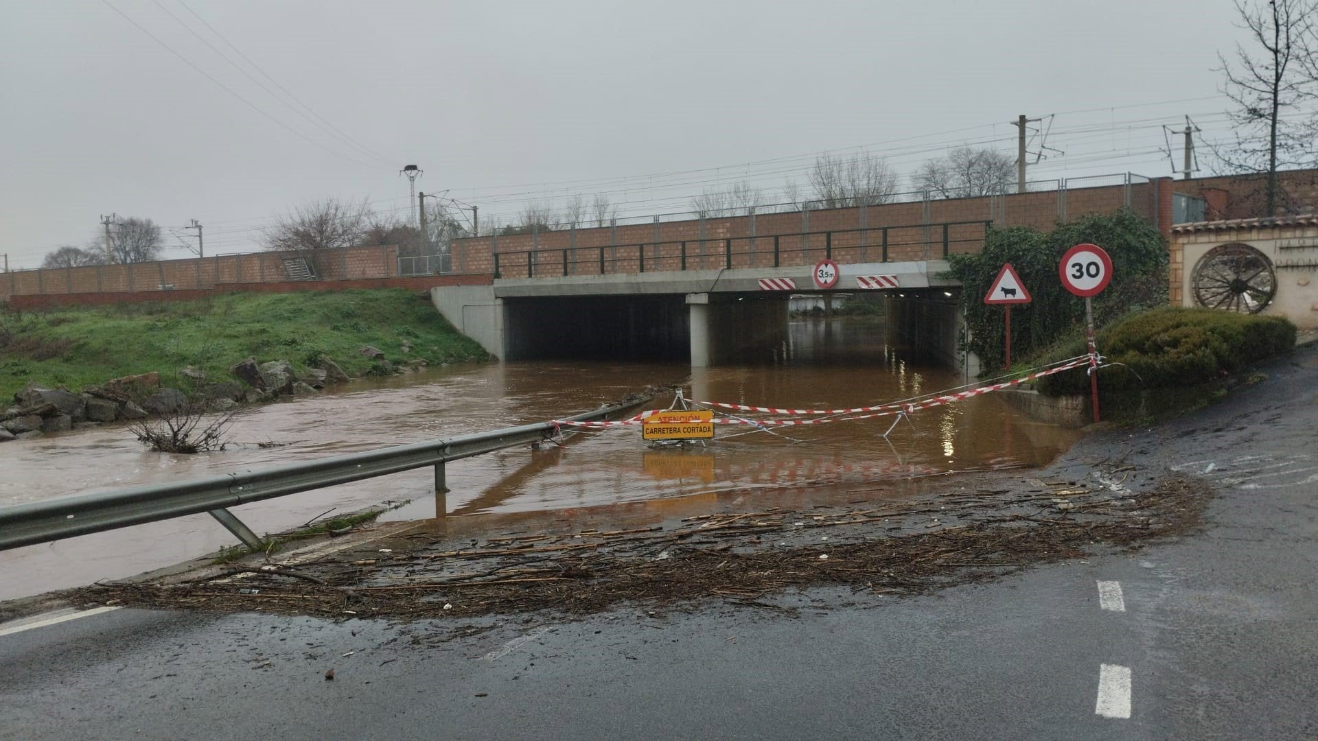 Hasta 19 carreteras permanecen cortadas en la provincia de Ciudad Real por desbordamientos y desprendimientos Hasta 19 carreteras permanecen cortadas en la provincia de Ciudad Real por desbordamientos y desprendimientos