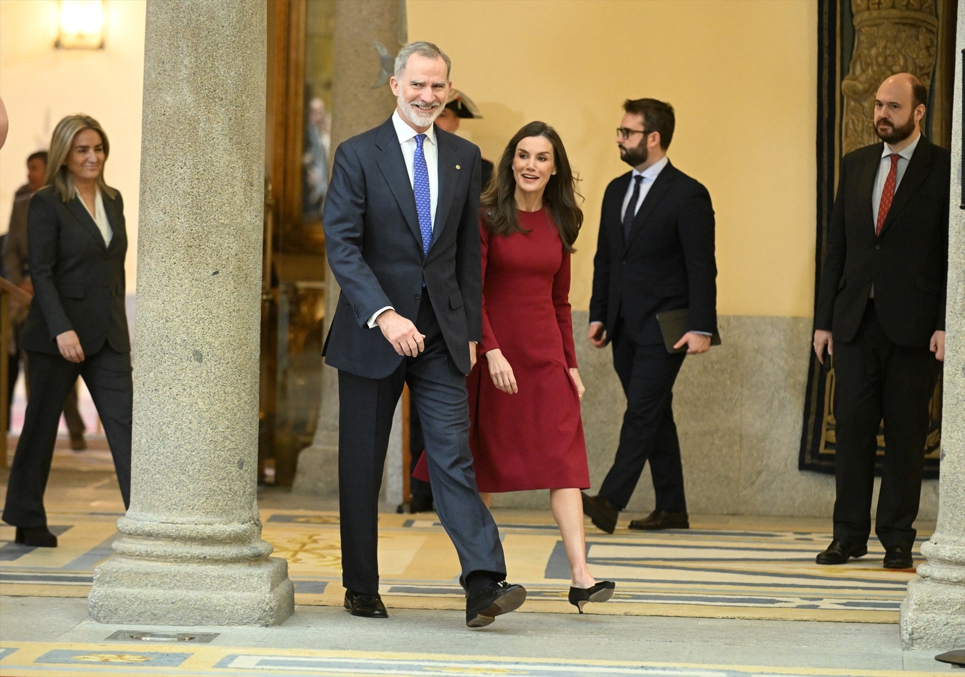 Los reyes se suben el sueldo un 1,5% como los funcionarios: cuánto cobran Felipe VI y Letizia este año Los reyes se suben el sueldo un 1,5% como los funcionarios: cuánto cobran Felipe VI y Letizia este año