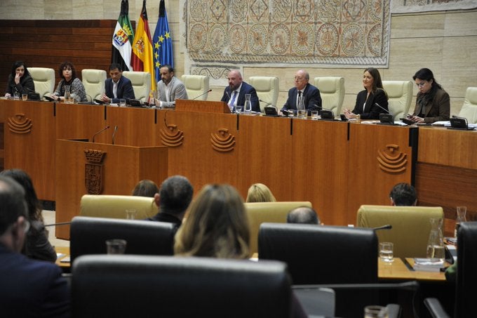 Este jueves pleno en la Asamblea de Extremadura, pleno de trámite para designar a los senadores autonómicos Este jueves pleno en la Asamblea de Extremadura, pleno de trámite para designar a los senadores autonómicos