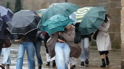 Varias personas se protegen de la lluvia en Santiago de Compostela. Varias personas se protegen de la lluvia en Santiago de Compostela.