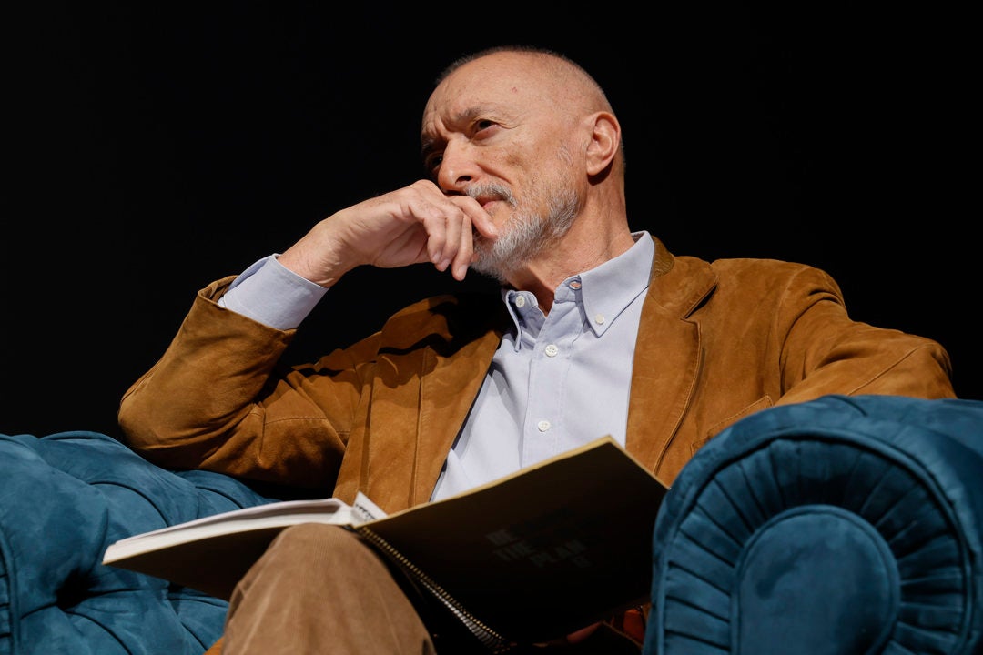 La enigmática cita de Arturo Pérez-Reverte tras el bronco pleno en el Congreso La enigmática cita de Arturo Pérez-Reverte tras el bronco pleno en el Congreso