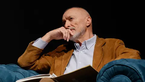 Arturo Pérez-Reverte en una rueda de prensa La enigmática cita de Arturo Pérez-Reverte tras el bronco pleno en el Congreso