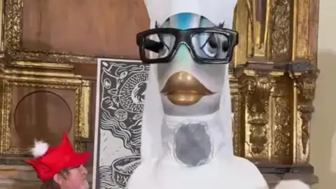 A PP y Vox no han gustado los símbolos religiosos de la sardina del Antroxu A PP y Vox no han gustado los símbolos religiosos de la sardina del Antroxu