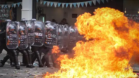 Tensión entre manifestantes y policías en protesta contra la reforma laboral en Argentina Tensión entre manifestantes y policías en protesta contra la reforma laboral en Argentina