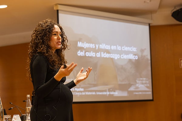 Eva Alcón: «El coneixement, la ciència, com a construcció col·lectiva, avança i impacta millor quan incorpora totes les mirades, tot el talent» Eva Alcón: «El coneixement, la ciència, com a construcció col·lectiva, avança i impacta millor quan incorpora totes les mirades, tot el talent»