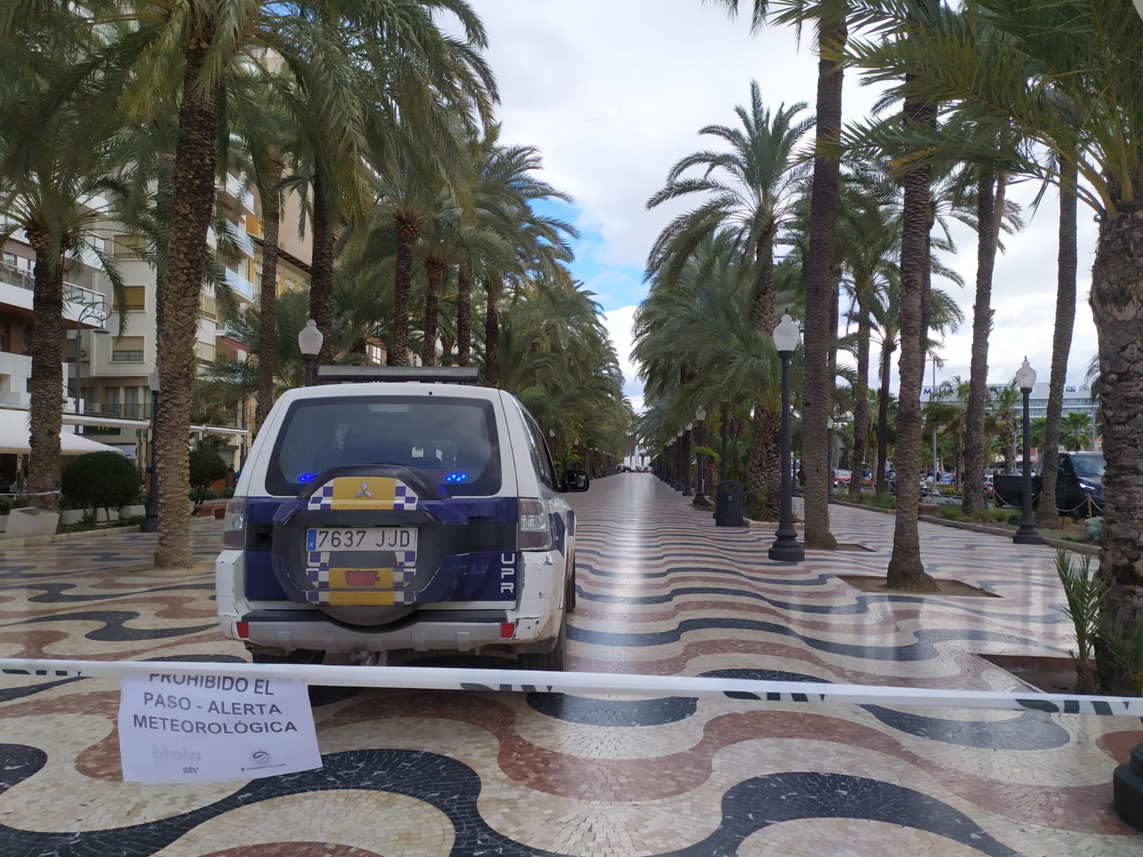 Alicante vuelve a cerrar el Castillo y los parques por fuertes rachas de viento de hasta 70 kilómetros por hora Alicante vuelve a cerrar el Castillo y los parques por fuertes rachas de viento de hasta 70 kilómetros por hora