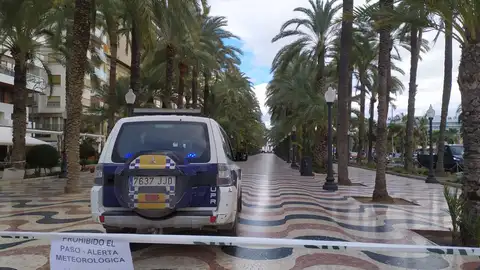 La Explanada, cortada al tráfico peatonal por el fuerte viento en una imagen del fin de semana pasado. La Explanada, cortada al tráfico peatonal por el fuerte viento en una imagen del fin de semana pasado.