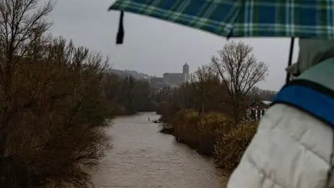 Una persona observa la lluvia en el Río Ter, a 27 de diciembre de 2025, en Girona, Catalunya (España) Una persona observa la lluvia en el Río Ter, a 27 de diciembre de 2025, en Girona, Catalunya (España)