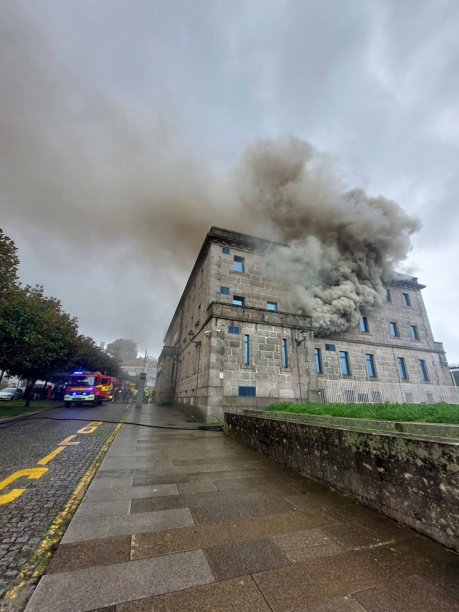 Un incendio en la comisaría de la Policía Nacional de Santiago quema neumáticos y causa una nube de "humo tóxico" Un incendio en la comisaría de la Policía Nacional de Santiago quema neumáticos y causa una nube de "humo tóxico"