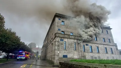 Un incendio en la comisaría de la Policía Nacional de Santiago quema neumáticos y causa una nube de "humo tóxico" Un incendio en la comisaría de la Policía Nacional de Santiago quema neumáticos y causa una nube de "humo tóxico"