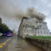Un incendio en la comisaría de la Policía Nacional de Santiago quema neumáticos y causa una nube de "humo tóxico" Un incendio en la comisaría de la Policía Nacional de Santiago quema neumáticos y causa una nube de "humo tóxico"