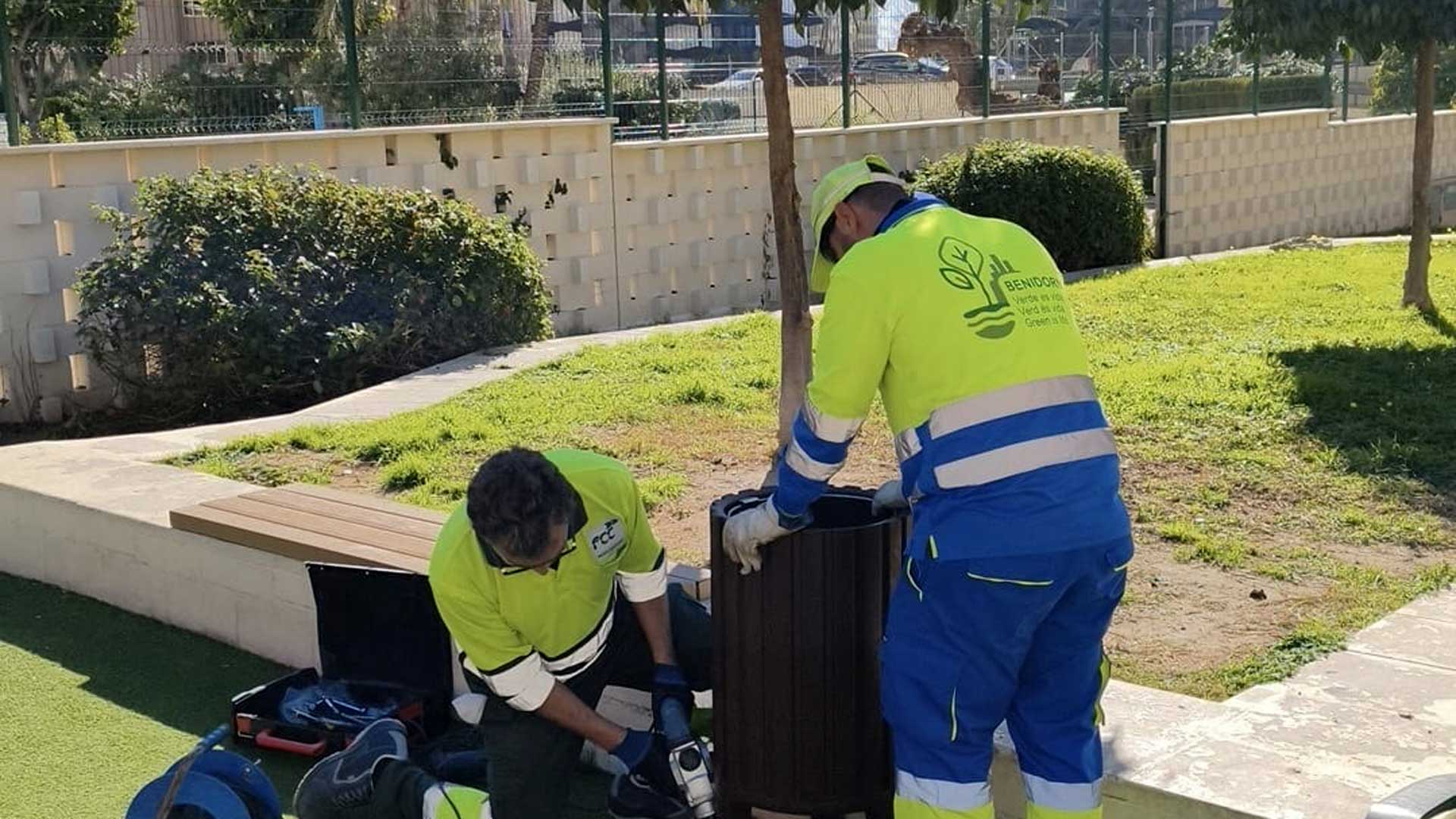 Benidorm instala alrededor de 120 papeleras en los parques y zonas verdes de la ciudad Benidorm instala alrededor de 120 papeleras en los parques y zonas verdes de la ciudad