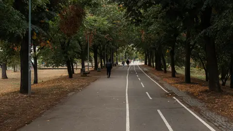 Imagen de archivo de varias personas que caminan en una ciudad. Imagen de archivo de varias personas que caminan en una ciudad.