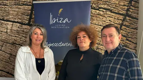Inma Saranova, directora ejecutiva de Ibiza Preservation, junto a responsables de Ibiza Luxury Destination. Inma Saranova, directora ejecutiva de Ibiza Preservation, junto a responsables de Ibiza Luxury Destination.