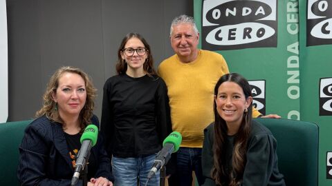Laila Serra, directora del programa 'Grans actius', Maria Munar, formadora, y Manel, uno de los usuarios del programa, galardonado en la categor&iacute;a de Educaci&oacute;n en los Premios Onda Cero Mallorca. 
