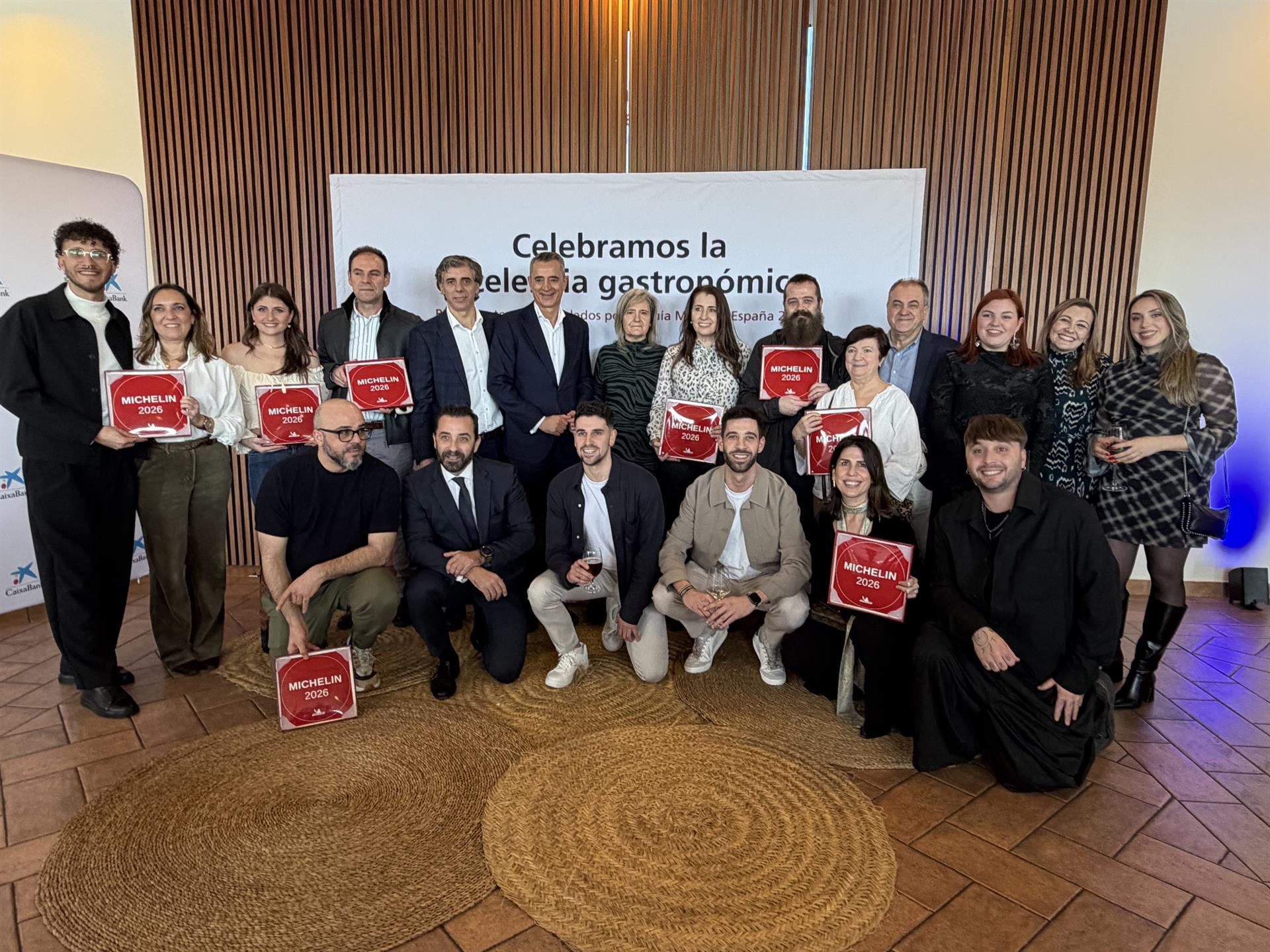Quince restaurantes de Extremadura reciben la placa que les acredita como recomendados por la Guía Michelin Quince restaurantes de Extremadura reciben la placa que les acredita como recomendados por la Guía Michelin