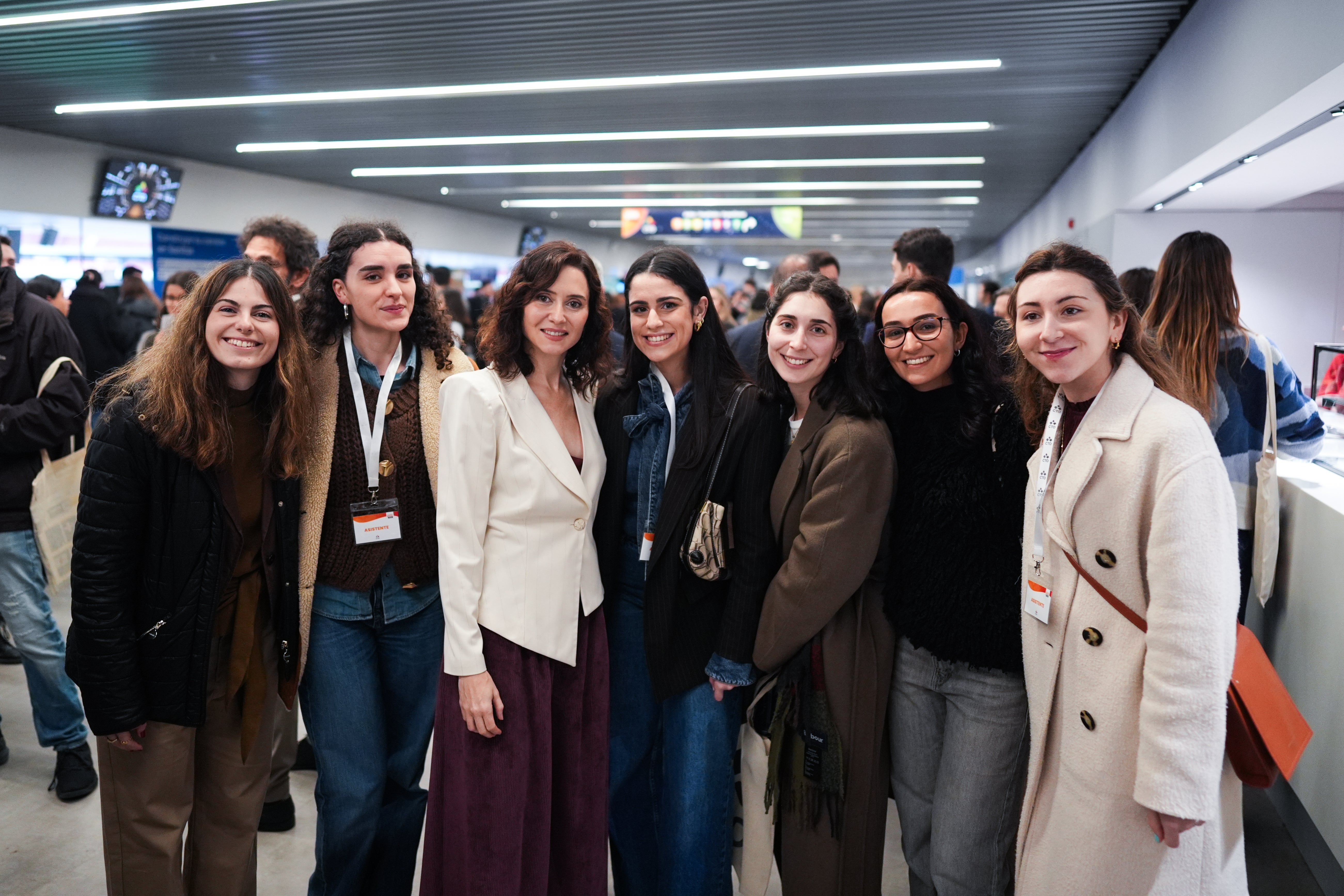 Ayuso invita a los nuevos sanitarios a formarse en Madrid con más de 2.000 plazas. Ayuso invita a los nuevos sanitarios a formarse en Madrid con más de 2.000 plazas.