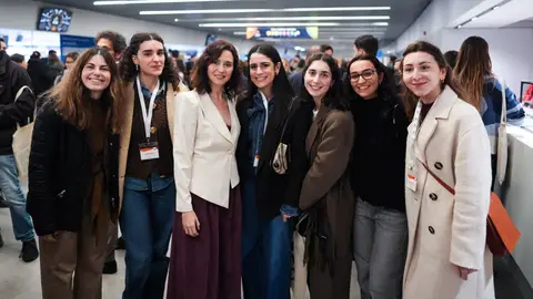 Ayuso invita a los nuevos sanitarios a formarse en Madrid con más de 2.000 plazas. Ayuso invita a los nuevos sanitarios a formarse en Madrid con más de 2.000 plazas.