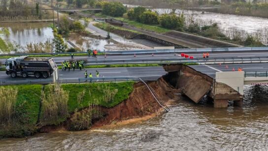 El enorme socav&oacute;n en la autov&iacute;a A1 de Portugal tras la rotura de un dique en el r&iacute;o Mondego