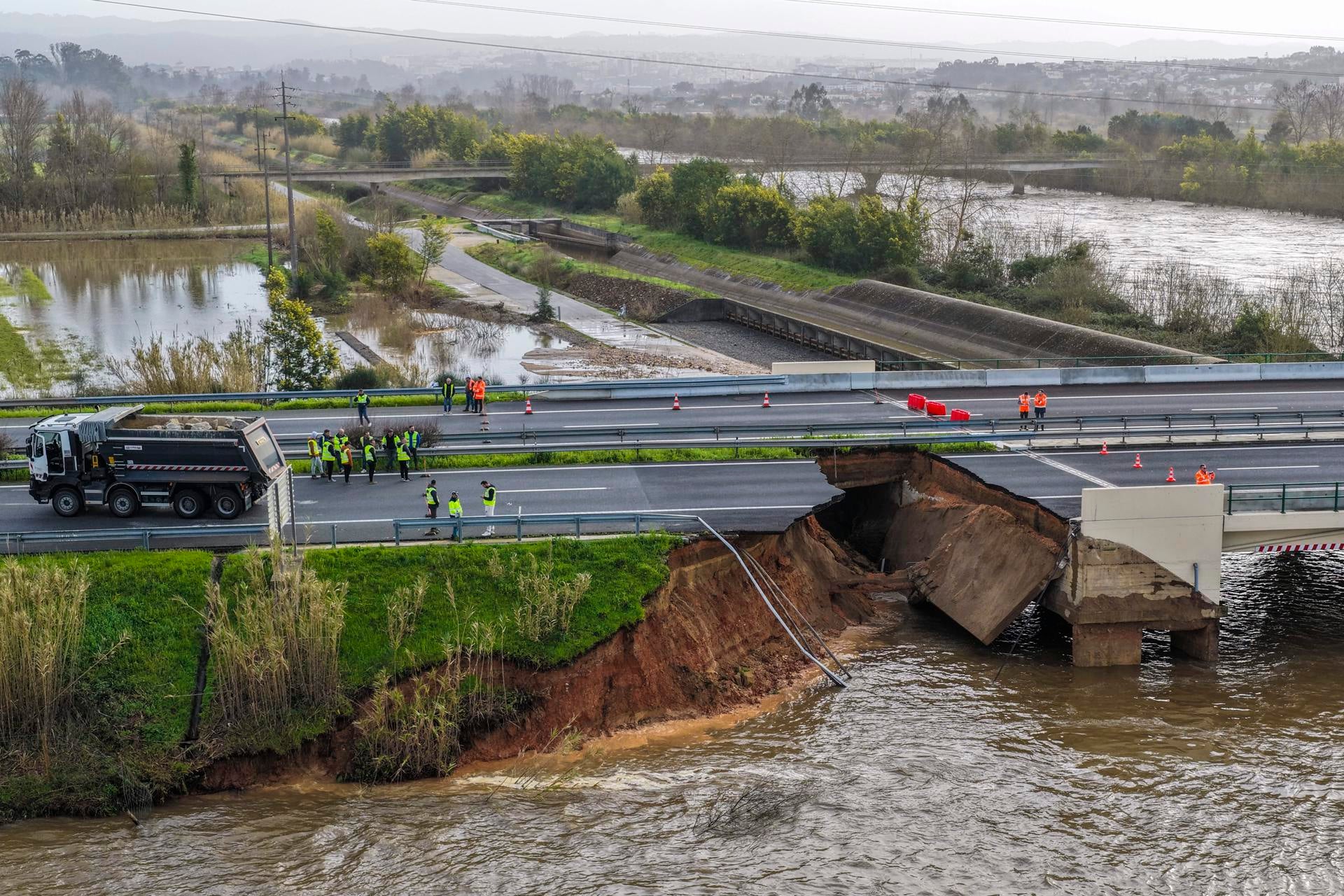 La rotura de un dique en el río Mondego colapsa la principal autovía de Portugal: hasta 9.000 personas podrían ser evacuadas La rotura de un dique en el río Mondego colapsa la principal autovía de Portugal: hasta 9.000 personas podrían ser evacuadas