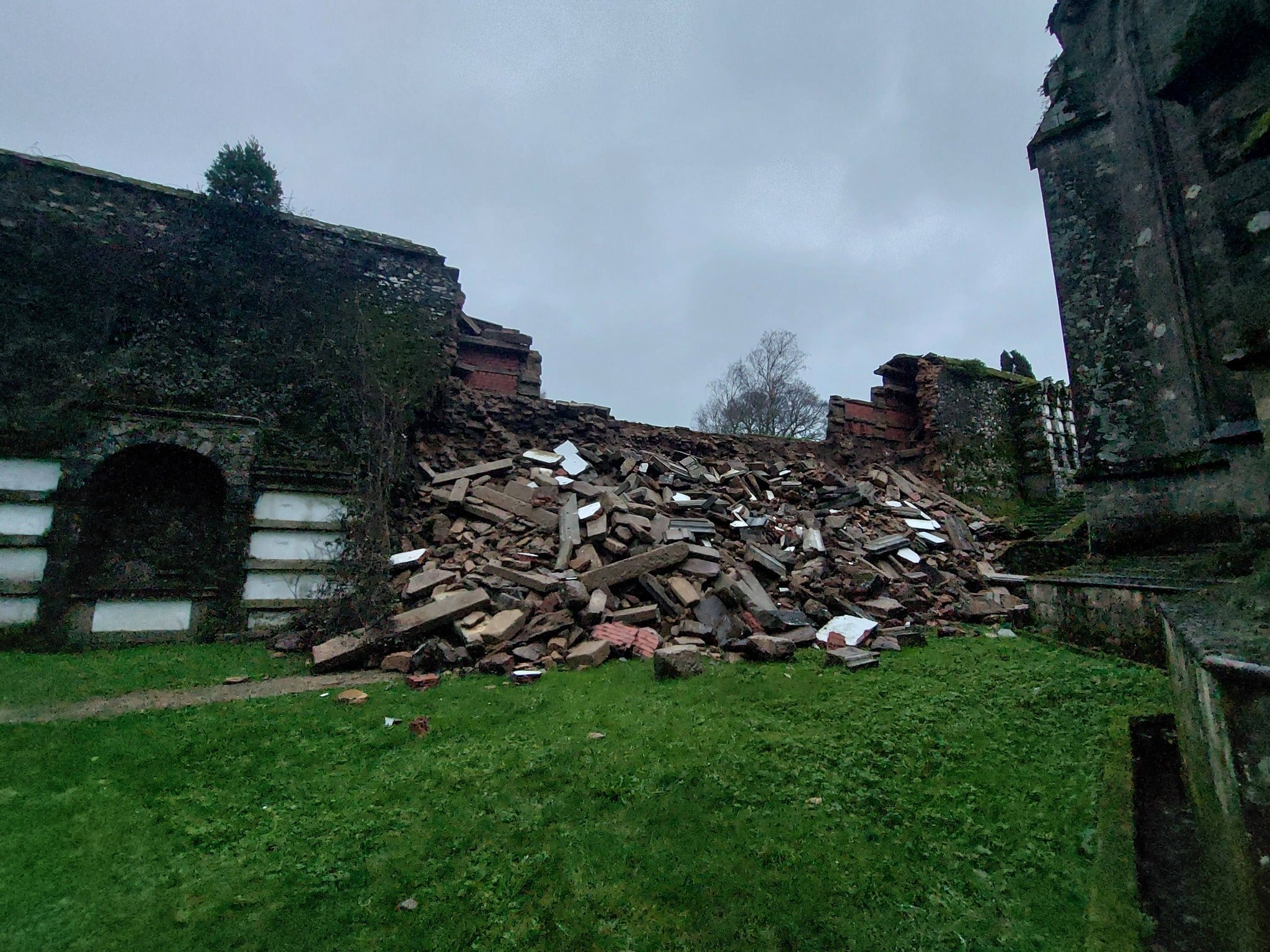 El Ayuntamiento de Santiago estudiará con detalle las posibilidades para reparar el muro de Bonaval tras la caída de una parte a través del acumulación de agua El Ayuntamiento de Santiago estudiará con detalle las posibilidades para reparar el muro de Bonaval tras la caída de una parte a través del acumulación de agua