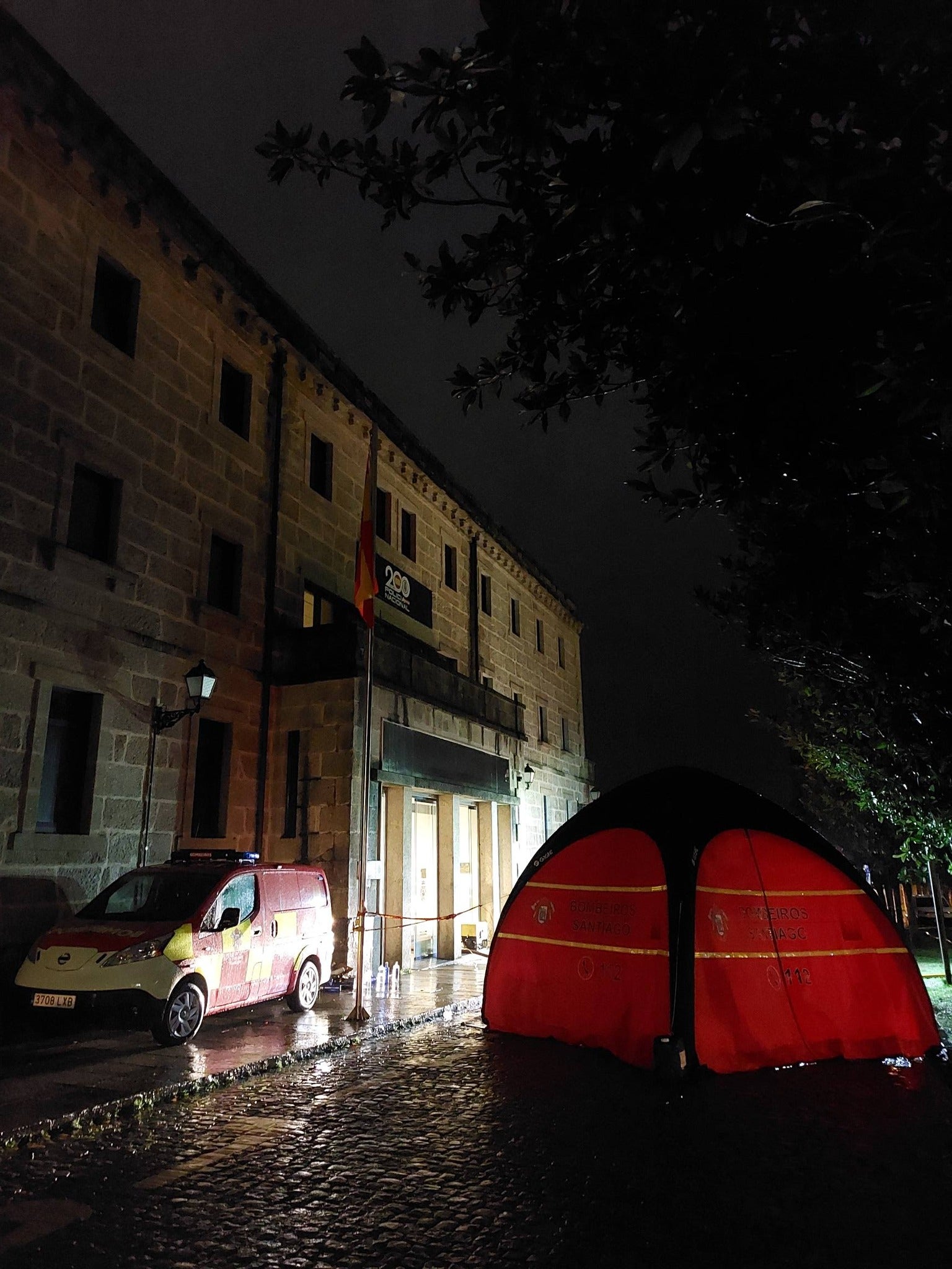 La Policía Nacional instalará un punto de información en el exterior de la comisaría de Santiago tras el incendio mientras los Bomberos aseguran que la ventilación del edificio "llevará tiempo" La Policía Nacional instalará un punto de información en el exterior de la comisaría de Santiago tras el incendio mientras los Bomberos aseguran que la ventilación del edificio "llevará tiempo"
