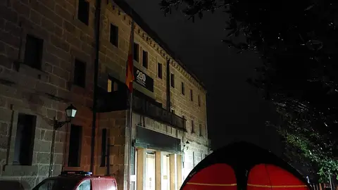 La Policía Nacional instalará un punto de información en el exterior de la comisaría de Santiago tras el incendio mientras los Bomberos aseguran que la ventilación del edificio "llevará tiempo" La Policía Nacional instalará un punto de información en el exterior de la comisaría de Santiago tras el incendio mientras los Bomberos aseguran que la ventilación del edificio "llevará tiempo"