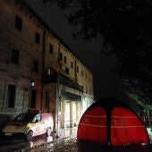 La Policía Nacional instalará un punto de información en el exterior de la comisaría de Santiago tras el incendio mientras los Bomberos aseguran que la ventilación del edificio "llevará tiempo"