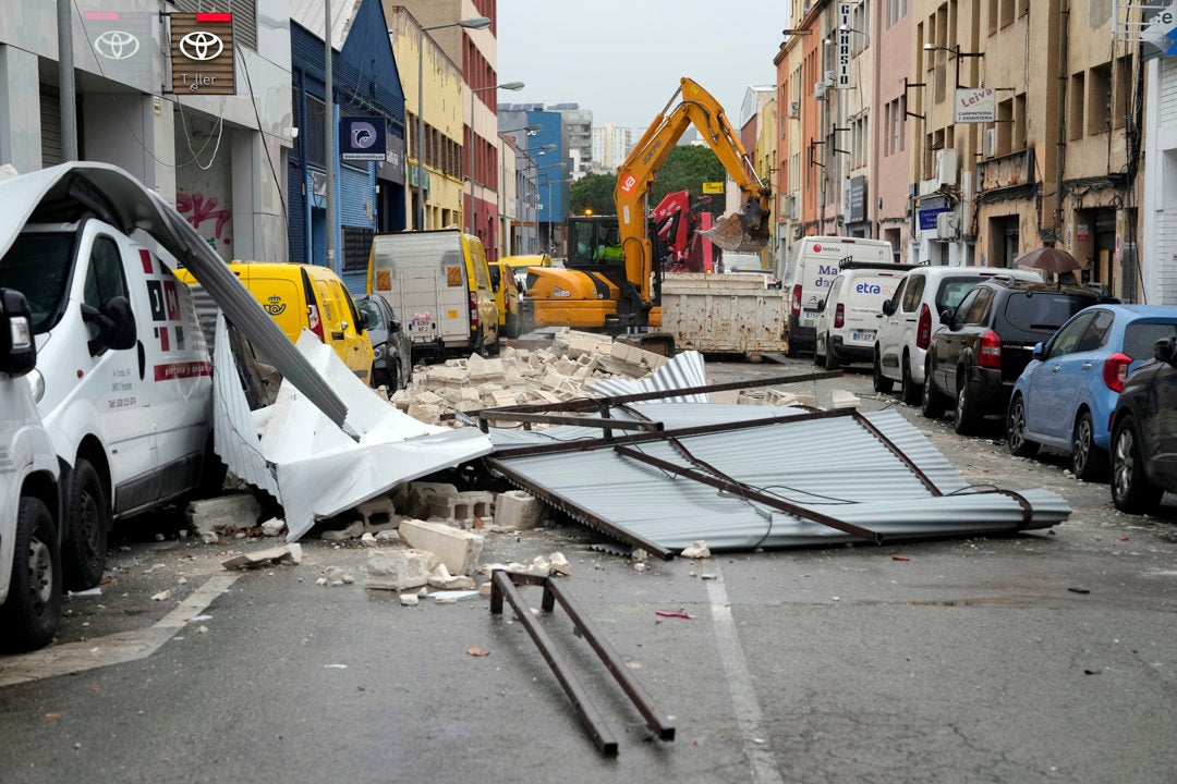 Muere en Barcelona una mujer a la que le cayó el techo de una nave industrial por el viento Muere en Barcelona una mujer a la que le cayó el techo de una nave industrial por el viento