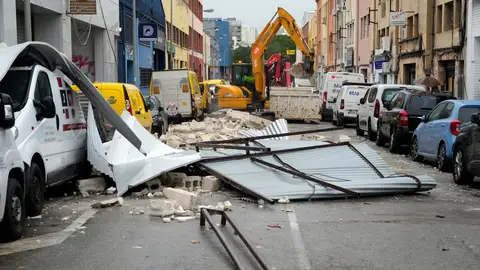 Aspecto de los destrozos provocados por el viento en un concesionario de coches en L'Hospitalet (Barcelona) Aspecto de los destrozos provocados por el viento en un concesionario de coches en L'Hospitalet (Barcelona)/ EFE/Alejandro Garcia