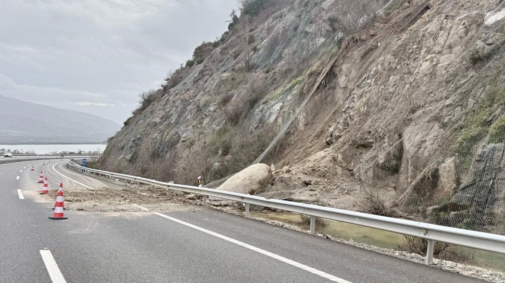 Un desprendimiento de rocas y tierra provoca el corte de la A-66 en Baños de Montemayor en sentido Sevilla Un desprendimiento de rocas y tierra provoca el corte de la A-66 en Baños de Montemayor en sentido Sevilla