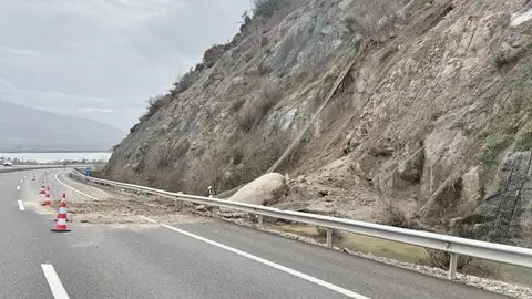 Un deprendimiento de rocas y tierra provoca el corte de la A-66 en Baños de Montemayor en sentido Sevilla Un deprendimiento de rocas y tierra provoca el corte de la A-66 en Baños de Montemayor en sentido Sevilla