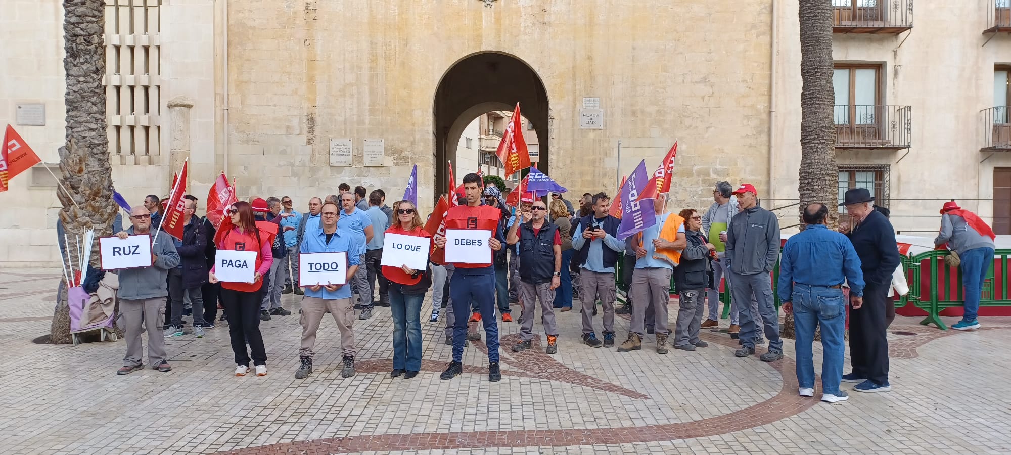 CCOO se concentra en Elche pidiendo el pago de las horas extras pendientes de 2024 y 2025 CCOO se concentra en Elche pidiendo el pago de las horas extras pendientes de 2024 y 2025