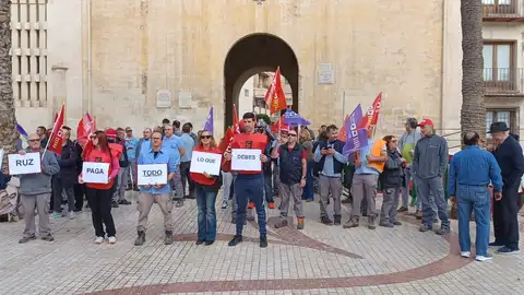 CCOO se concentra en Elche pidiendo el pago de las horas extras pendientes de 2024 y 2025. CCOO se concentra en Elche pidiendo el pago de las horas extras pendientes de 2024 y 2025.