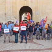CCOO se concentra en Elche pidiendo el pago de las horas extras pendientes de 2024 y 2025. 