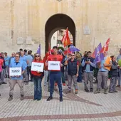 CCOO se concentra en Elche pidiendo el pago de las horas extras pendientes de 2024 y 2025. CCOO se concentra en Elche pidiendo el pago de las horas extras pendientes de 2024 y 2025.