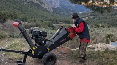 Confrides estrena un servicio municipal de podas itinerante Confrides estrena un servicio municipal de podas itinerante