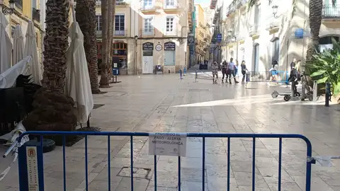 La plaza de la Santísima Faz cerrada al paso peatonal La plaza de la Santísima Faz cerrada al paso peatonal