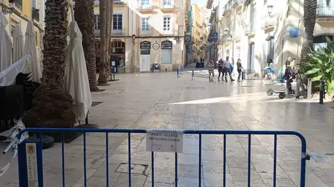 La plaza de la Santísima Faz cerrada al paso peatonal La plaza de la Santísima Faz cerrada al paso peatonal