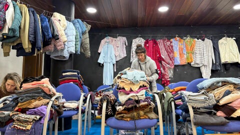 Economato montado en la localidad gaditana de Zahara de la Sierra con ropa y productos de higiene donados para los vecinos de Grazalema que se encuentran todav&iacute;a desalojados despu&eacute;s de una semana. 