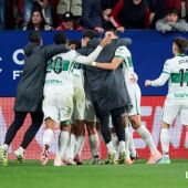 El Elche celebra el empate en El Sadar, con gol de Pedrosa.