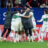 El Elche celebra el empate en El Sadar, con gol de Pedrosa. El Elche celebra el empate en El Sadar, con gol de Pedrosa.