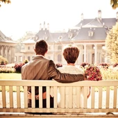 Una pareja recién casada mira la casa en la que van a vivir Una pareja recién casada mira la casa en la que van a vivir