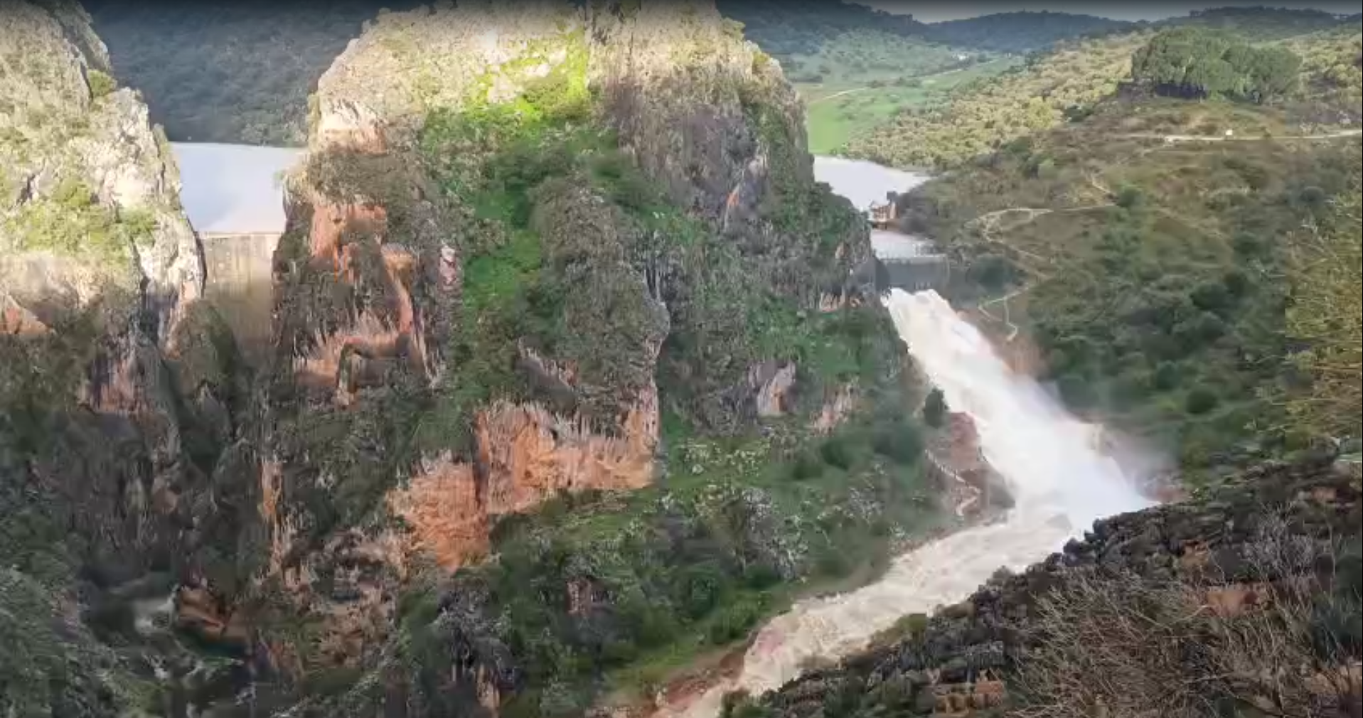 La Presa de Montejaque comienza a aliviar agua por primera vez en su historia La Presa de Montejaque comienza a aliviar agua por primera vez en su historia