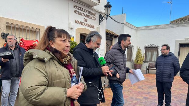 Alsina en las calles de Torreburleque o Manzaneque, después del programa especial del Día Mundial de la radio