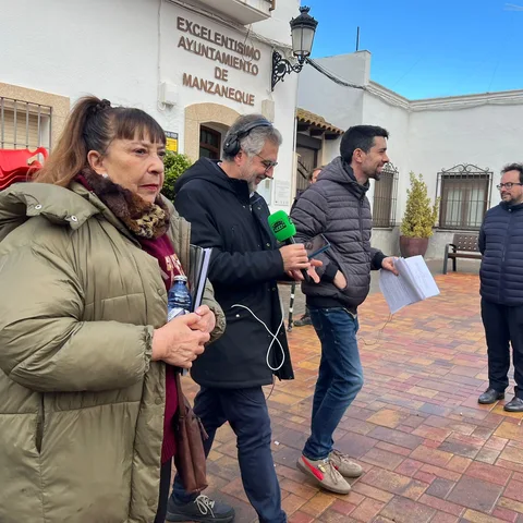 Alsina en las calles de Torreburleque o Manzaneque, después del programa especial del Día Mundial de la radio